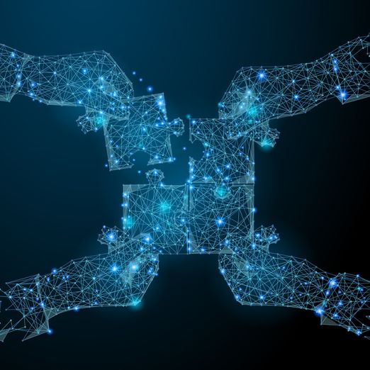 Grafik: Darstellung von vier Händen, die jeweils ein Puzzleteil halten und diese zusammenstecken.