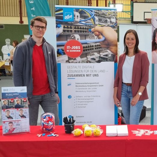 Foto: Ausbildungskoordinatorin Annemarie Guse und der duale Student Ole Einar Christoph am DVZ-Stand auf einer Ausbildungsmesse.