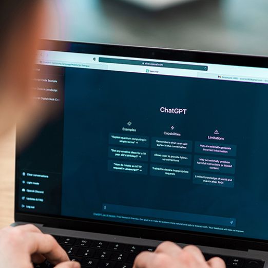 Monitor mit der Startseite von ChatGPT
