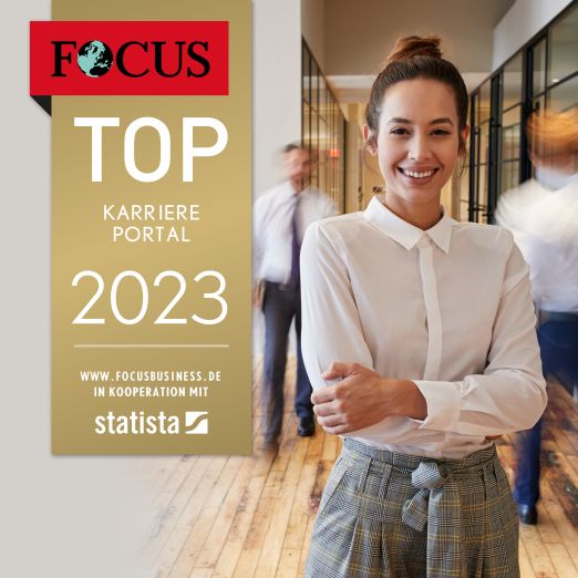 Eine junge Frau lächelt in die Kamera, neben ihr ist das FOCUS-Siegel TOP-Karriereportal 2023 zu sehen