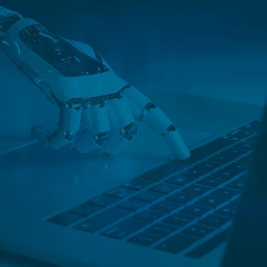 Computerhand bedient Laptop