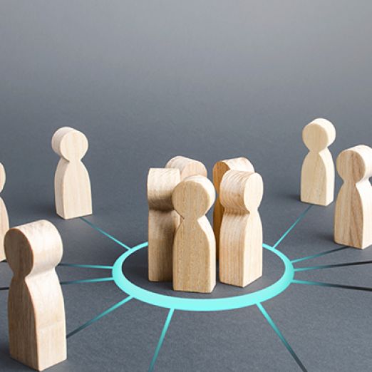 Spielfiguren stehen in einem Kreis