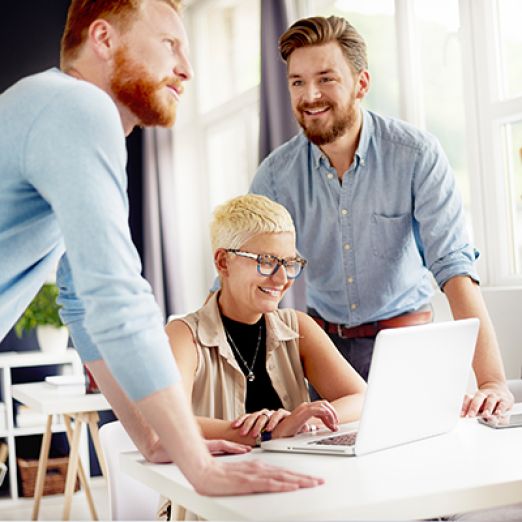 Drei Menschen arbeiten im Büro