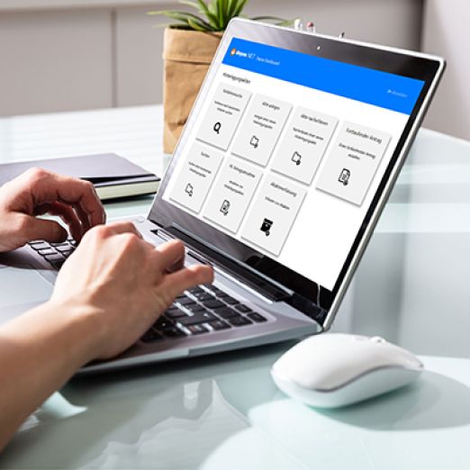 Person am Laptop mit einem Screenshot der depos.NET-Software zur gerichtlichen Geld- und Werthinterlegung