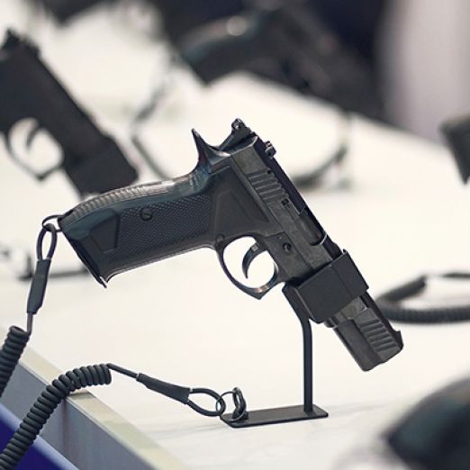 Eine Waffe steht im Regal