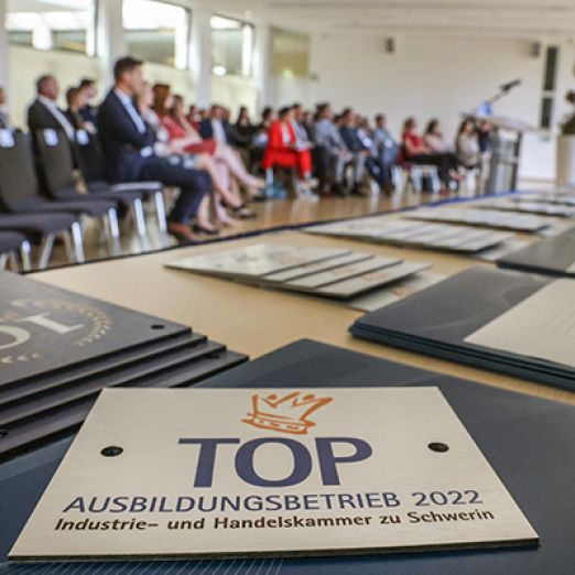 Foto: Verleihung der Urkunden und Plaketten in der IHK zu Schwerin
