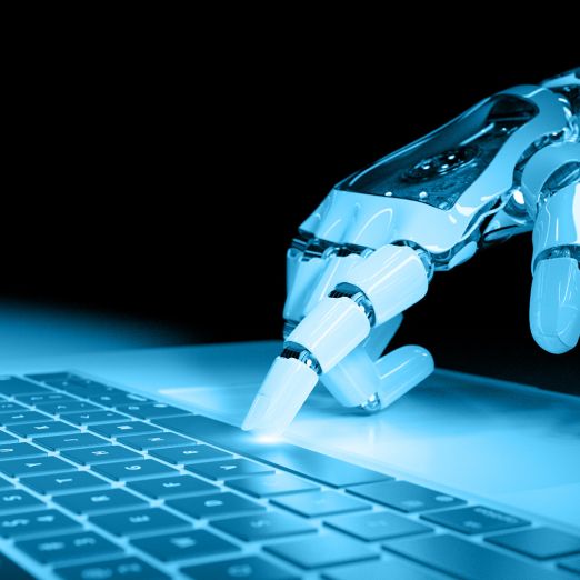 Eine Roboterhand tippt auf einer Tastatur