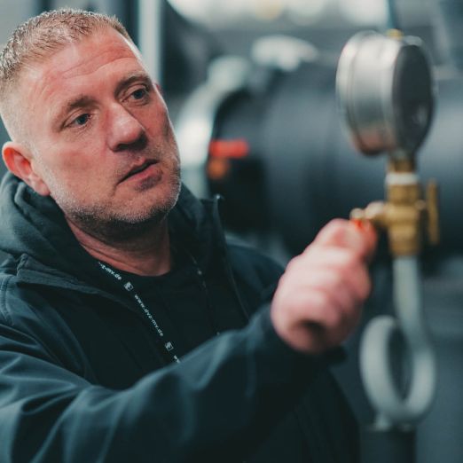 DVZ-Haustechniker Frank Burmeister überprüft eine Temperaturanzeige.
